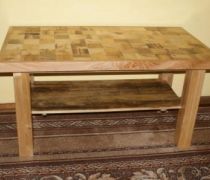 Stół z mozaiką ze starych desek