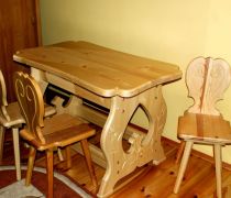 Stół i krzesła świerkowe, rzeźbione, w stylu góralskim